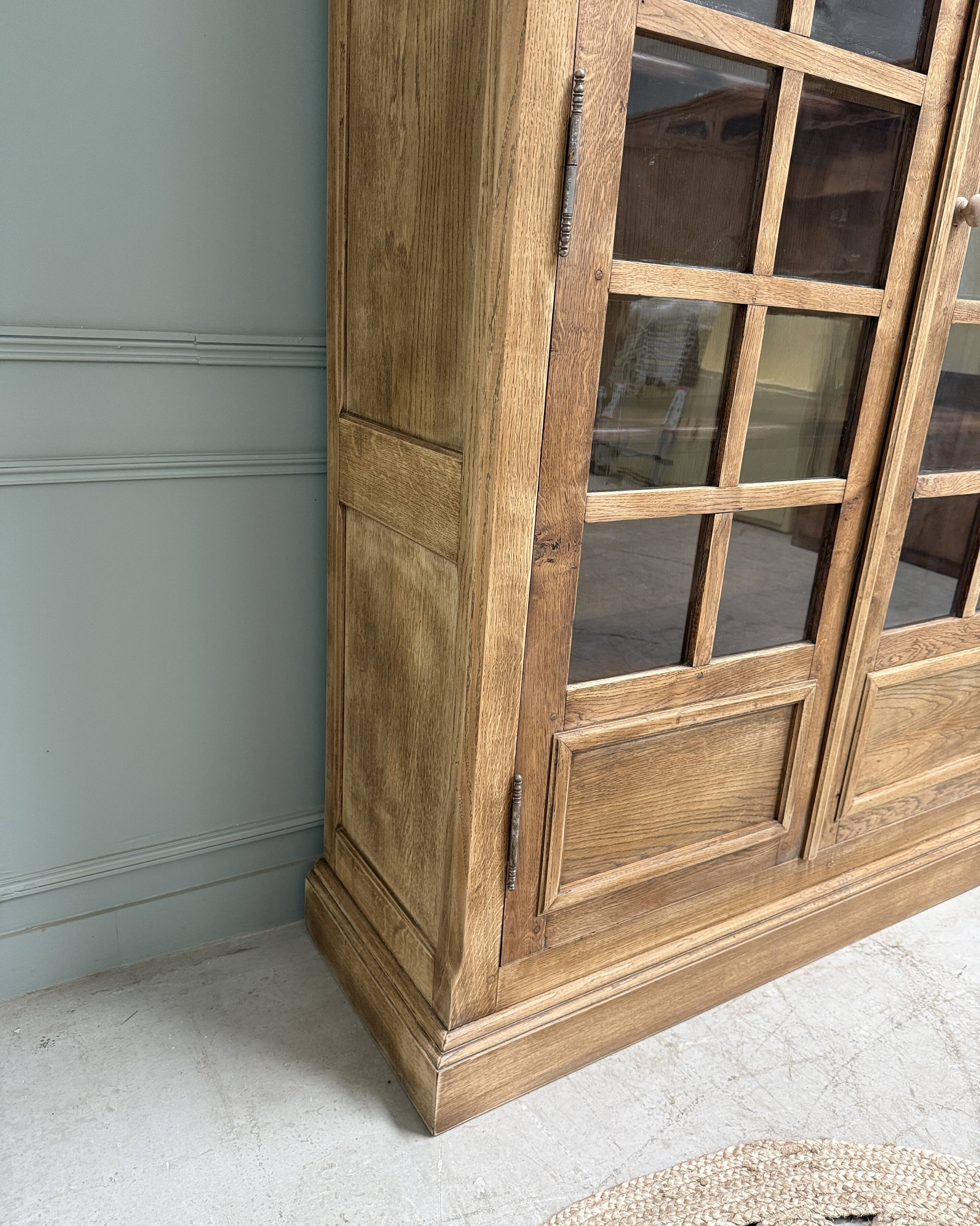Large vintage display cabinet in solid oak (renovated)