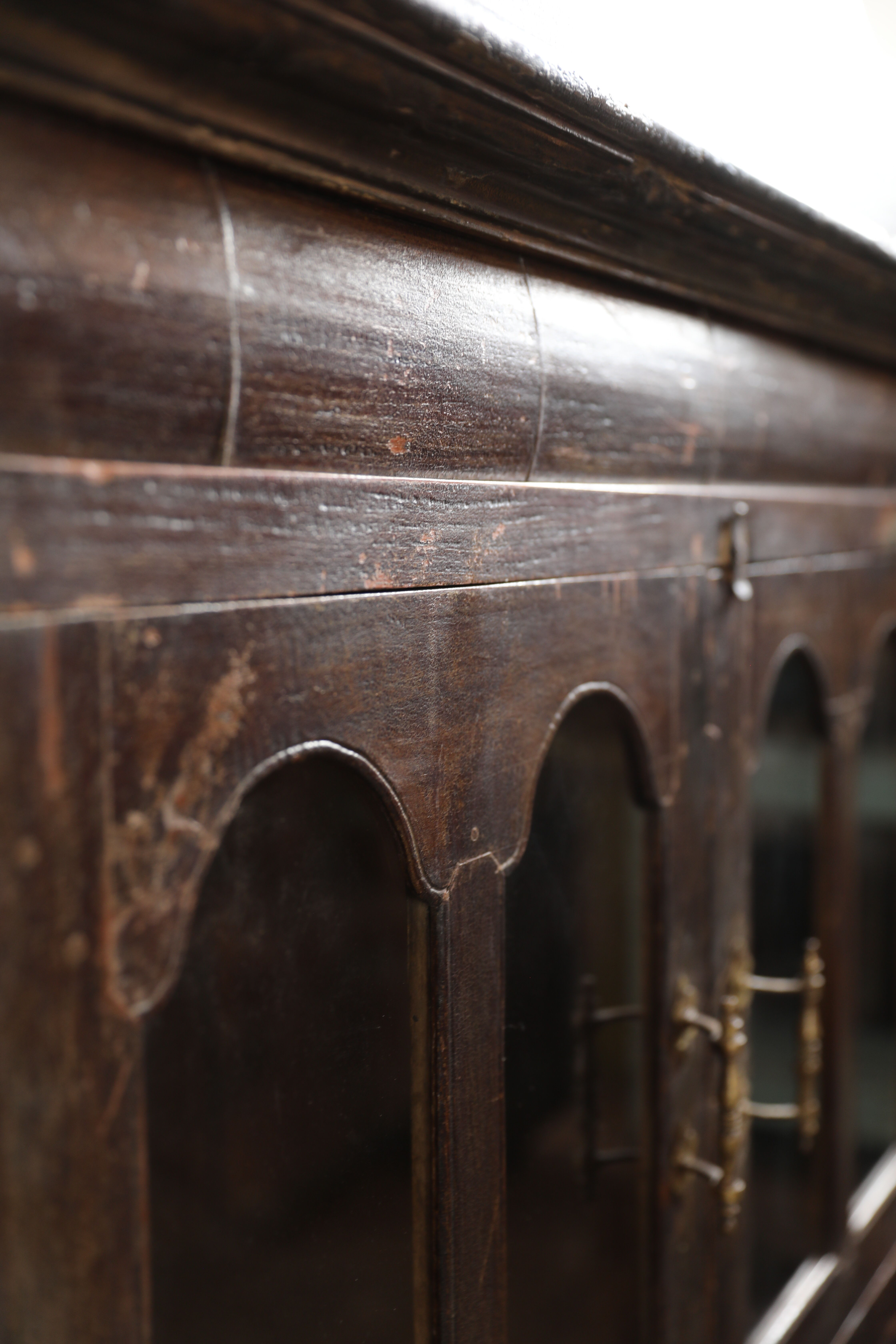 Carved high glazed sideboard with 1 shelf and 2 drawers