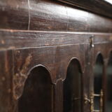 Buffet haut vitré sculpté avec 1 tablette et 2 tiroirs