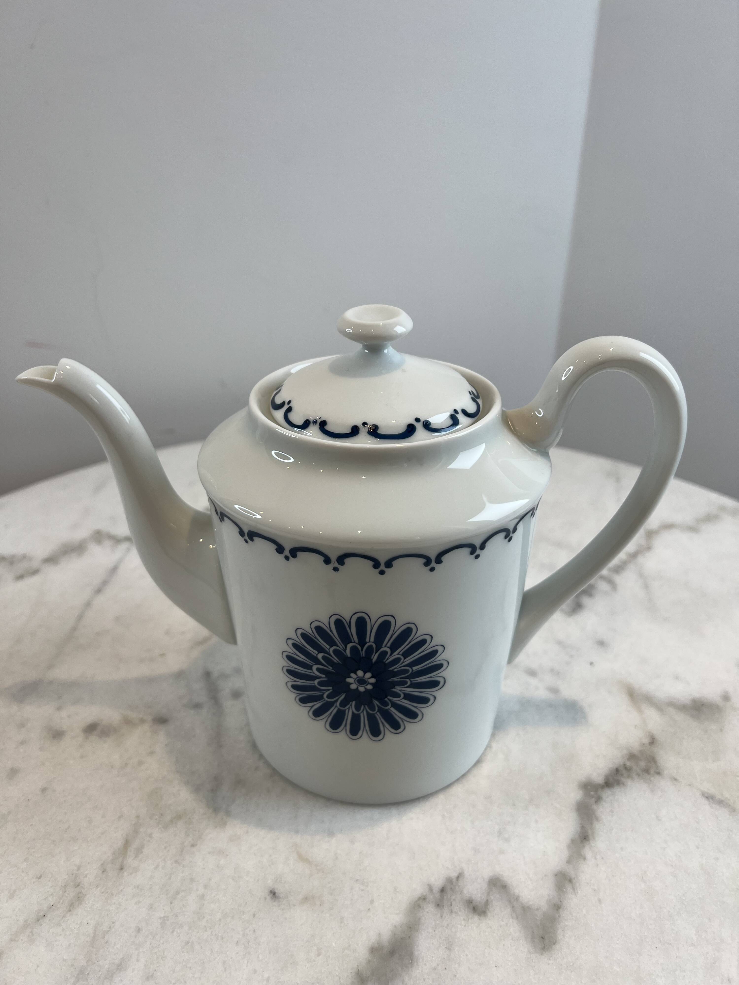 Teapot from the porcelain factory of Paris.