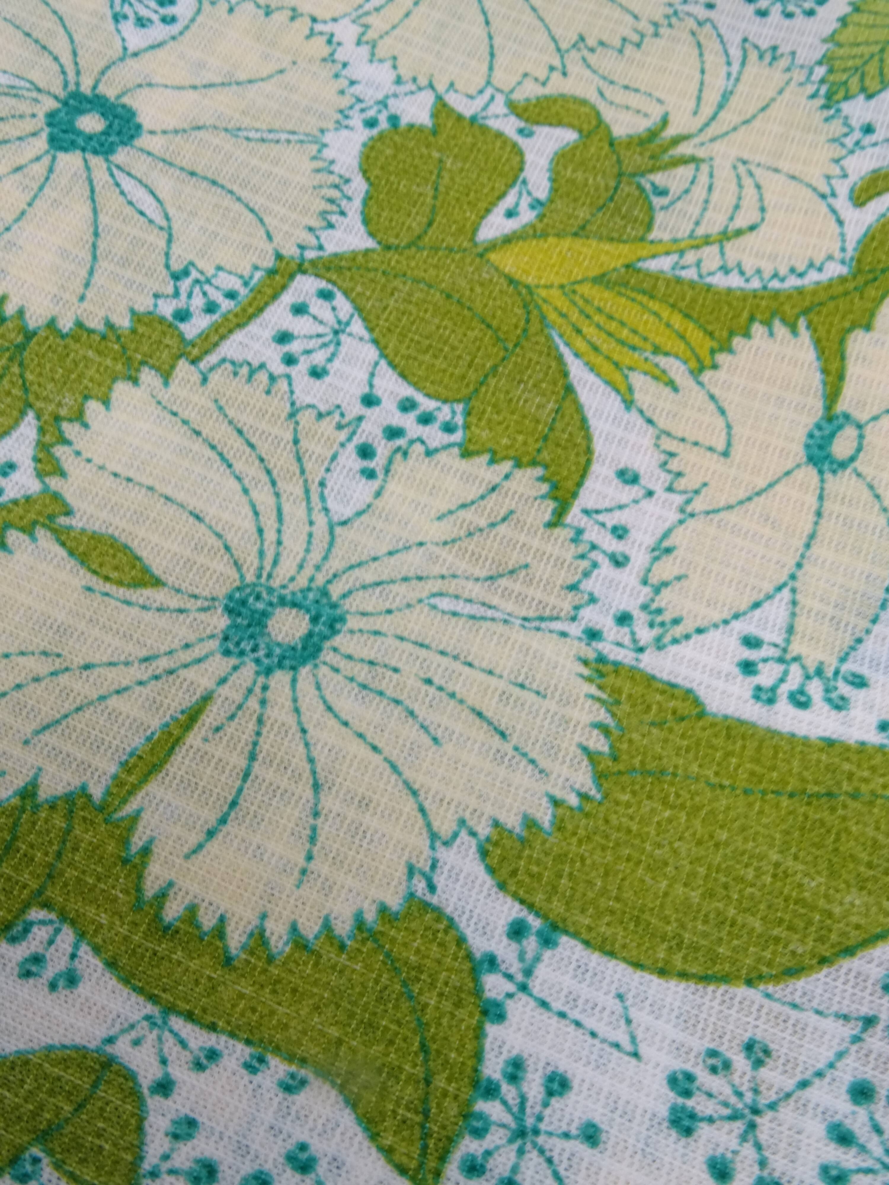 Nappe ronde à décor de fleurs vers 1970