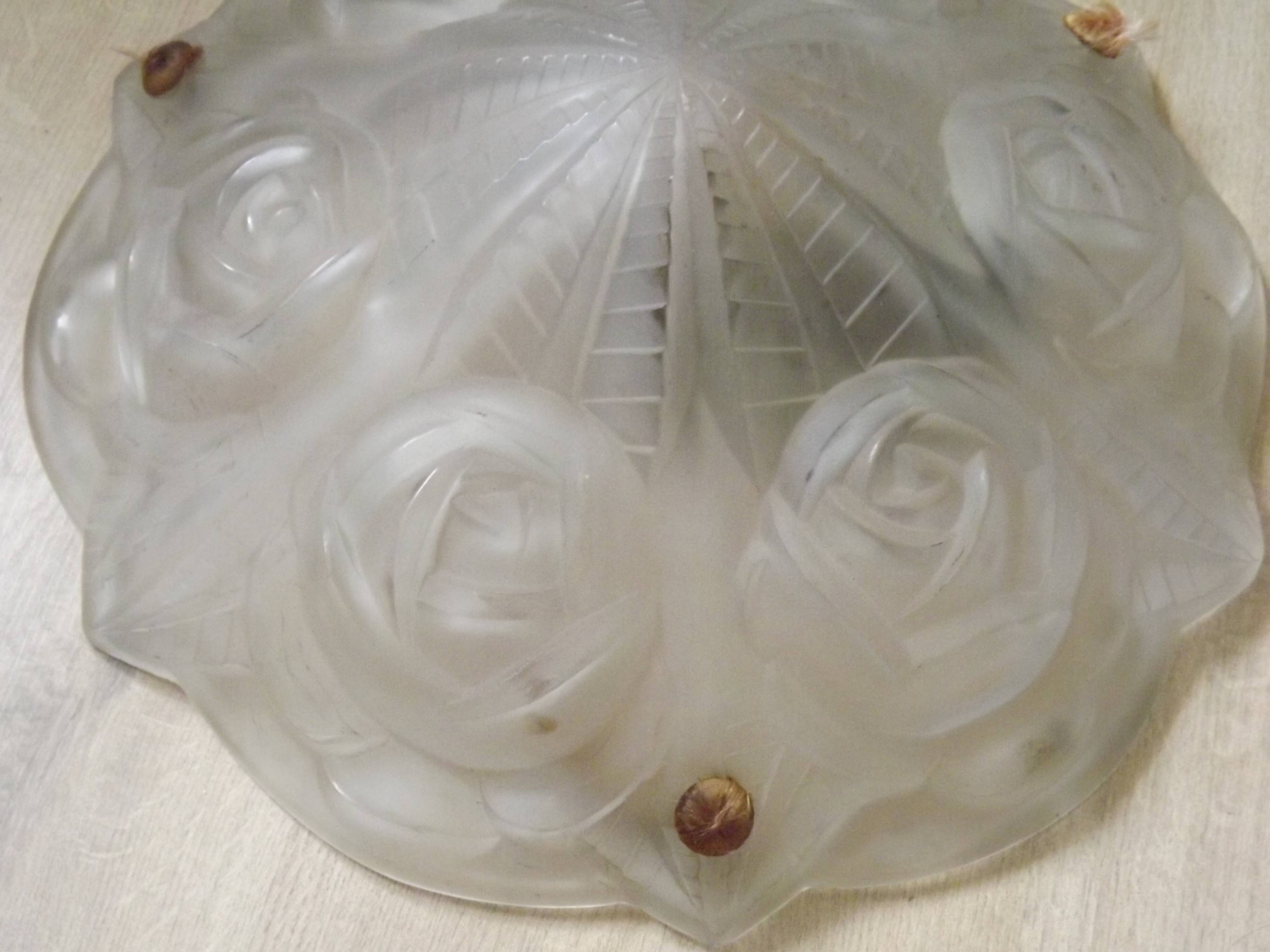 Plafonnier en verre Art Déco à décor de roses par Degué, vers 1930