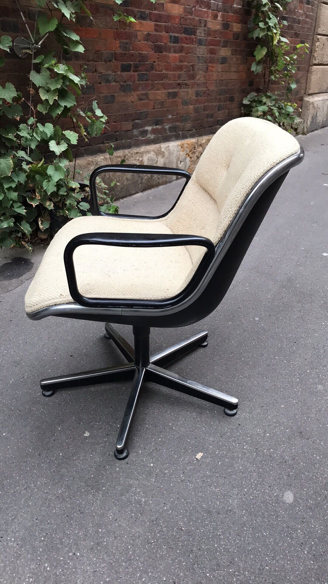 Pair of armchairs by Charles Pollock for Knoll circa 1970