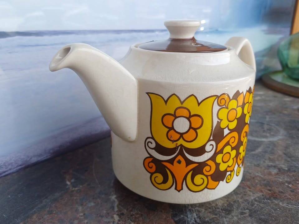 pretty Sadler teapot from the 60s/70s