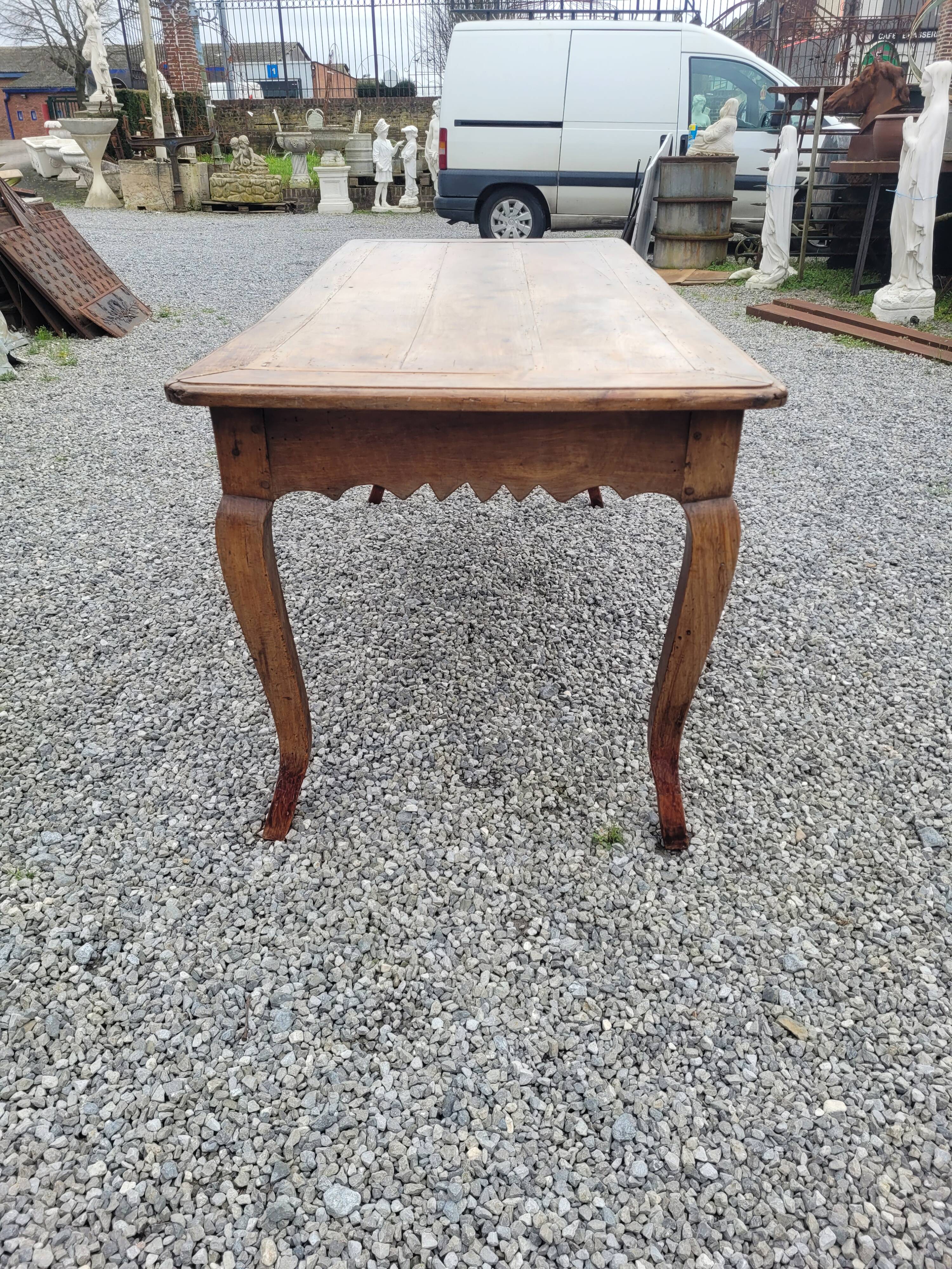 Table de ferme XVIIIème style Louis XV en merisier