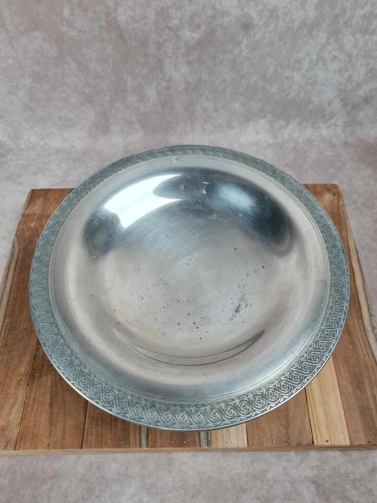 Vintage silver-plated compote with engraved frieze.