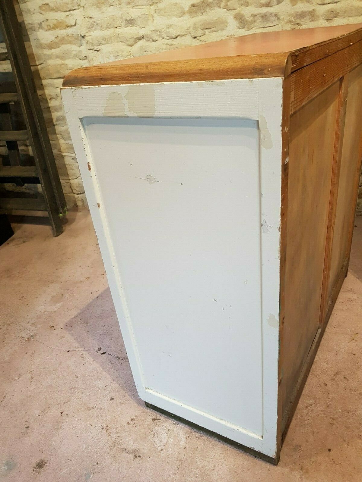 Old buffet two-door white mado