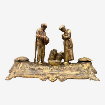 Encrier en bronze xixe décor de paysans patine dorée