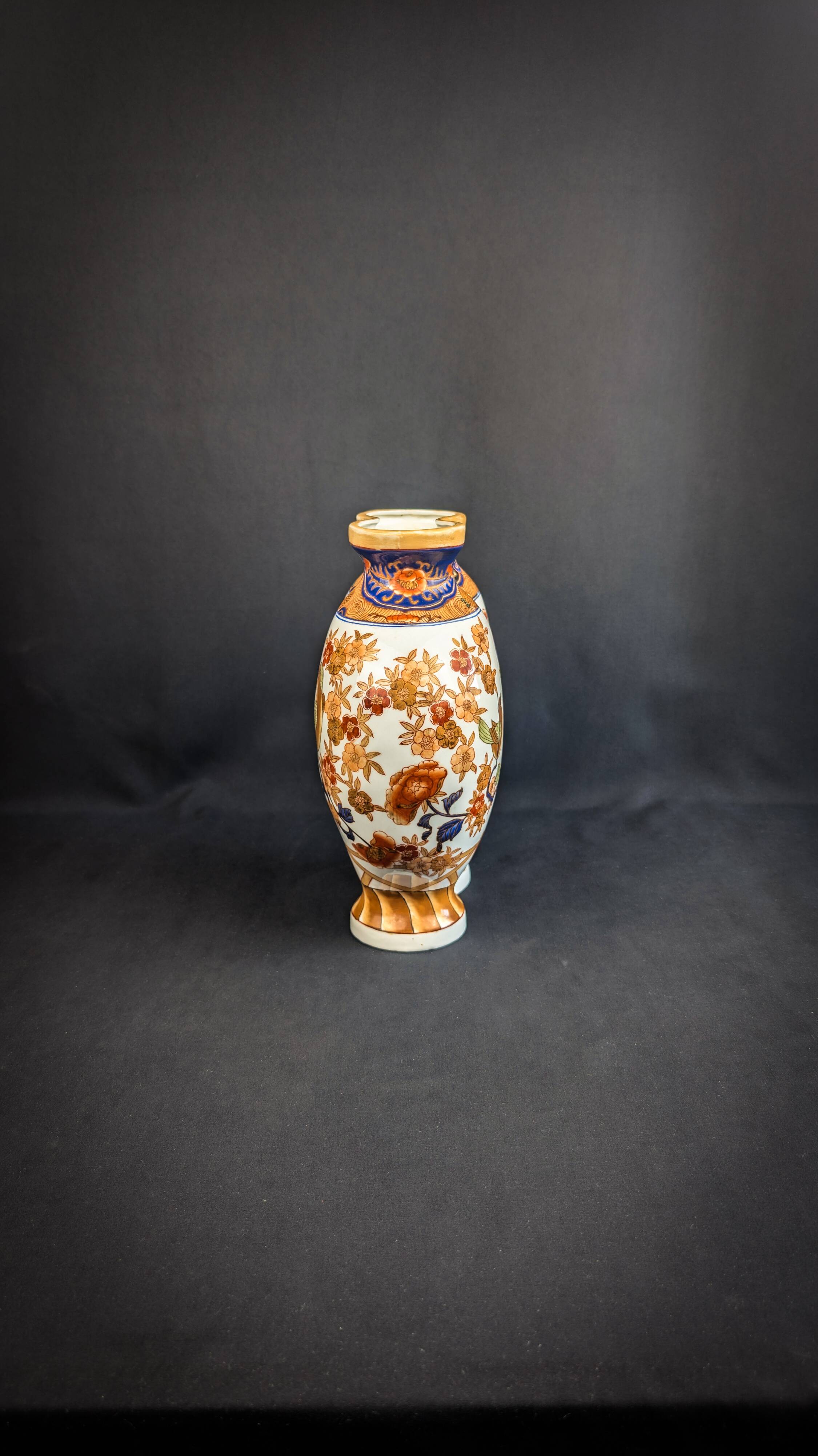 Chinese polychrome porcelain vase, Imari style, polybious shape, 20th century