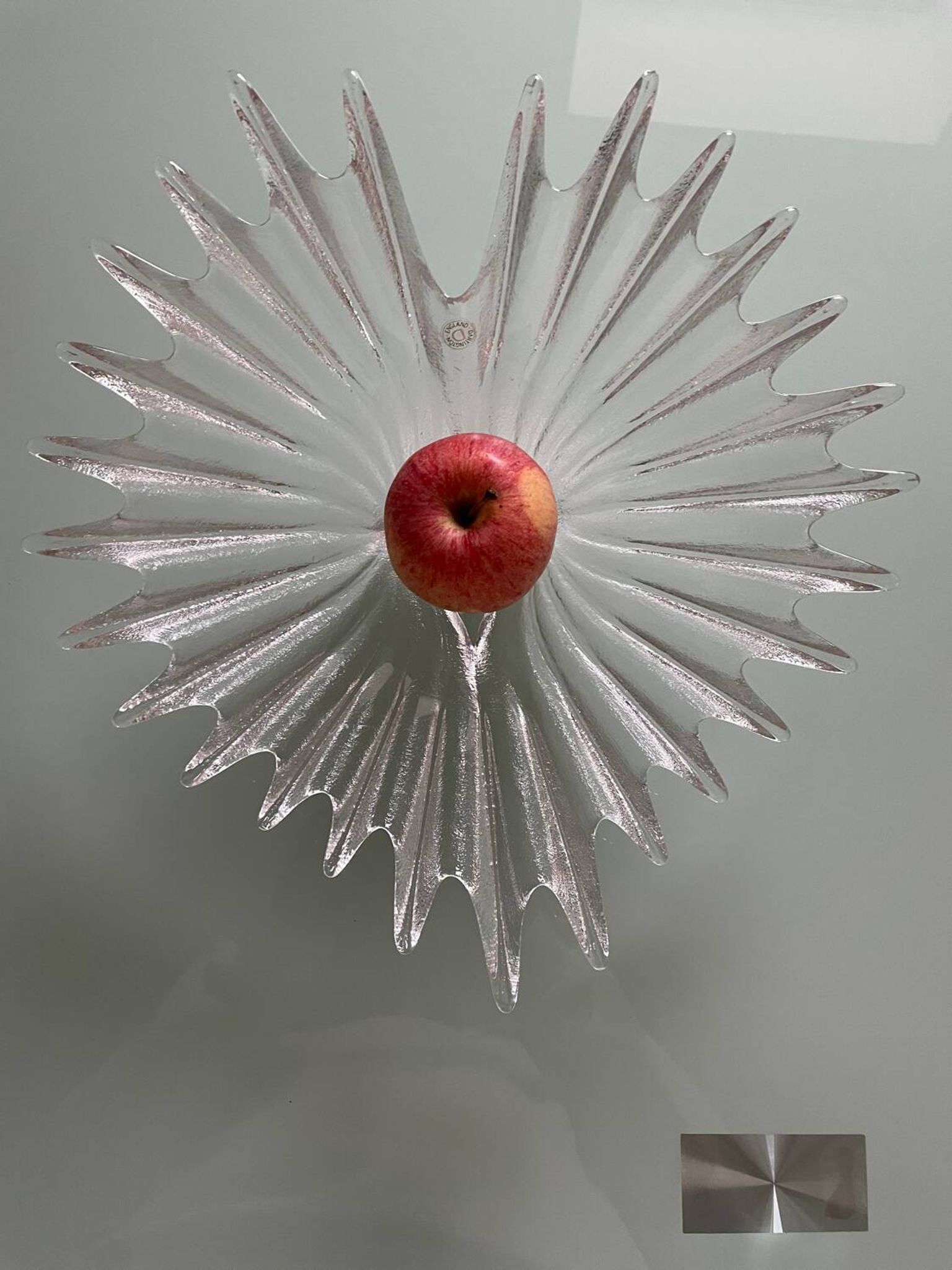 Centre de table en verre texturé, réalisé par la maison Dartington