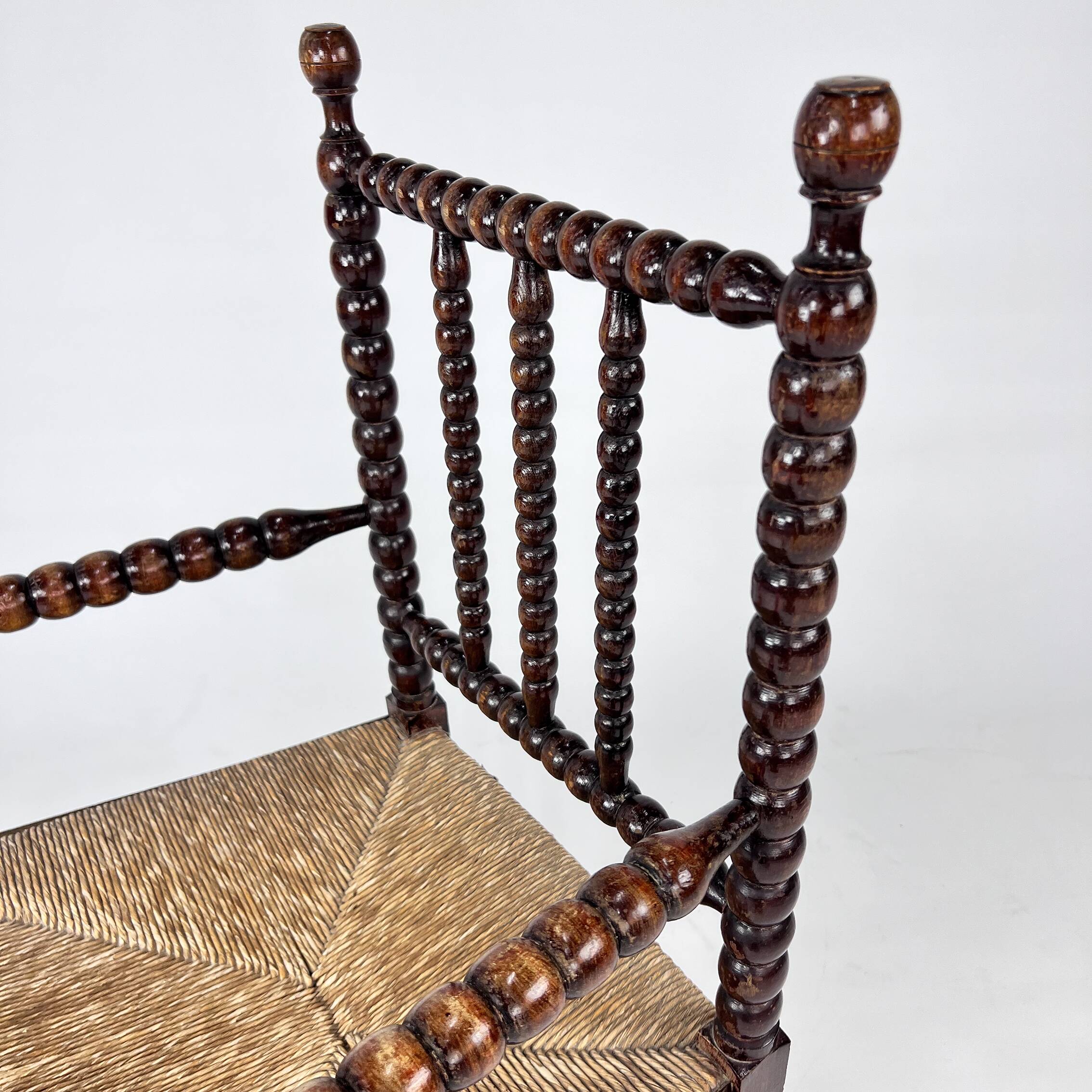 Fauteuil Bobbin en hêtre teinté de style jacobéen, années 1900