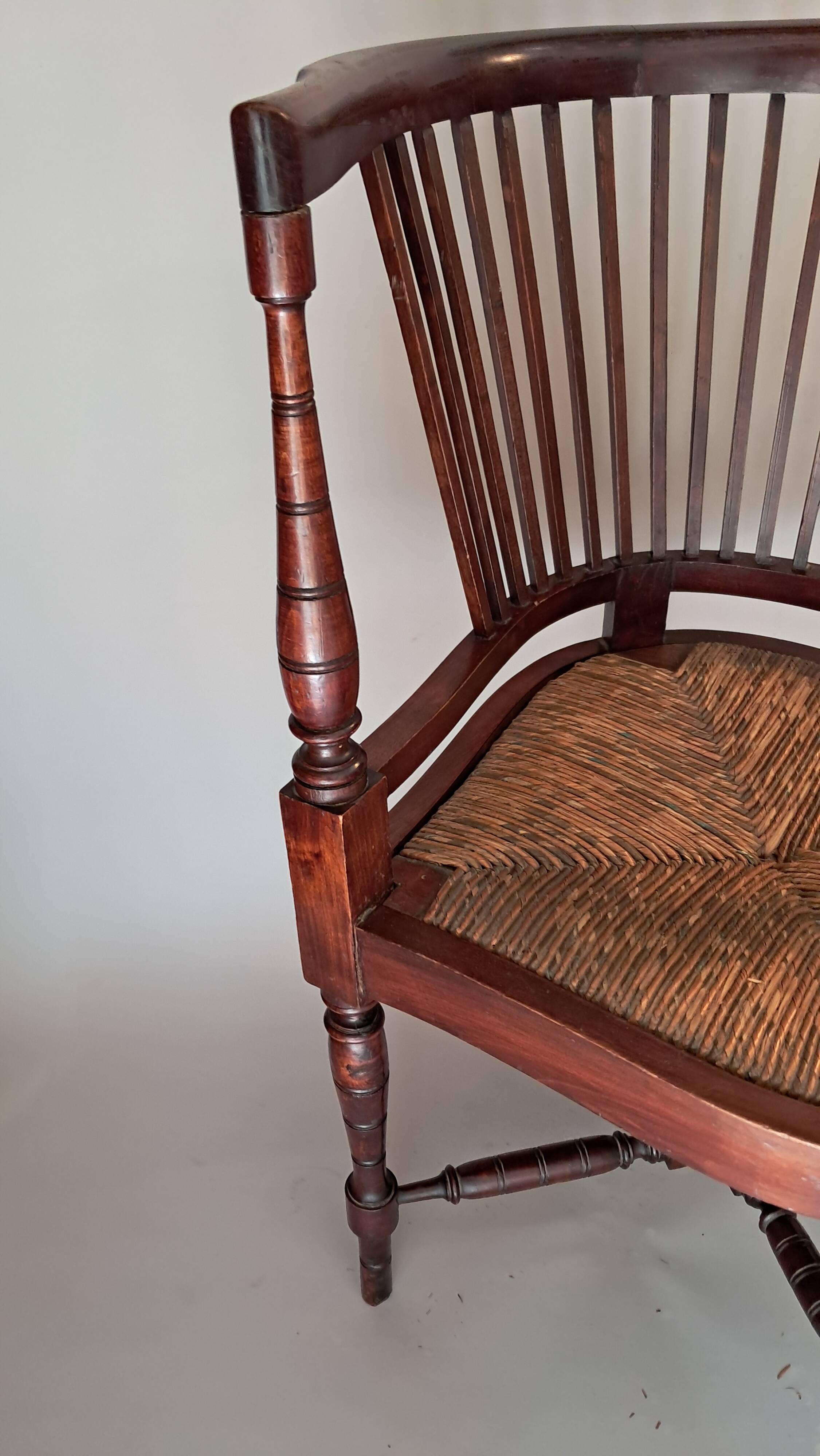 Paire de fauteuils d'angle paillés Jungerstil en acajou 1900.