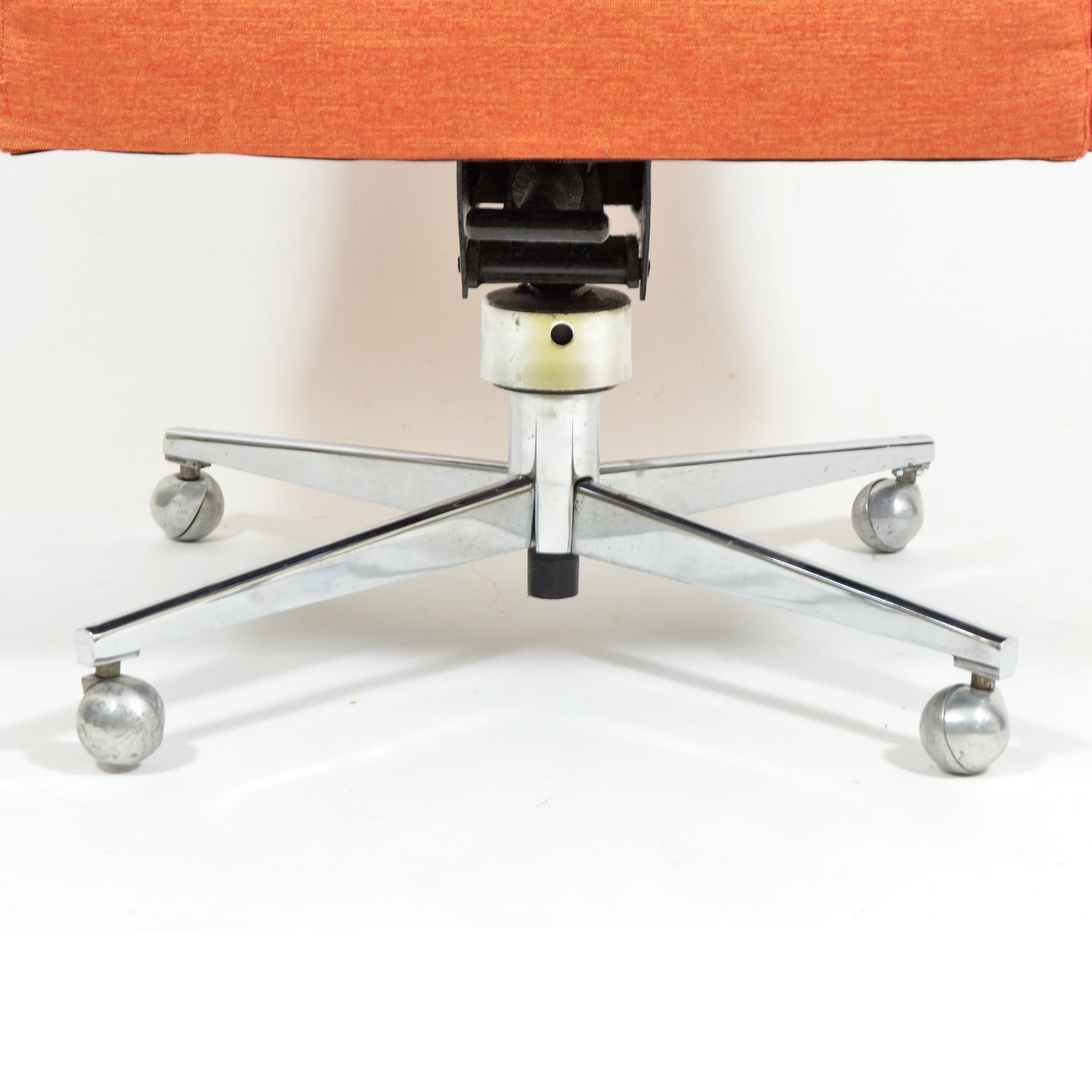 1970s swivel armchair on metal leg