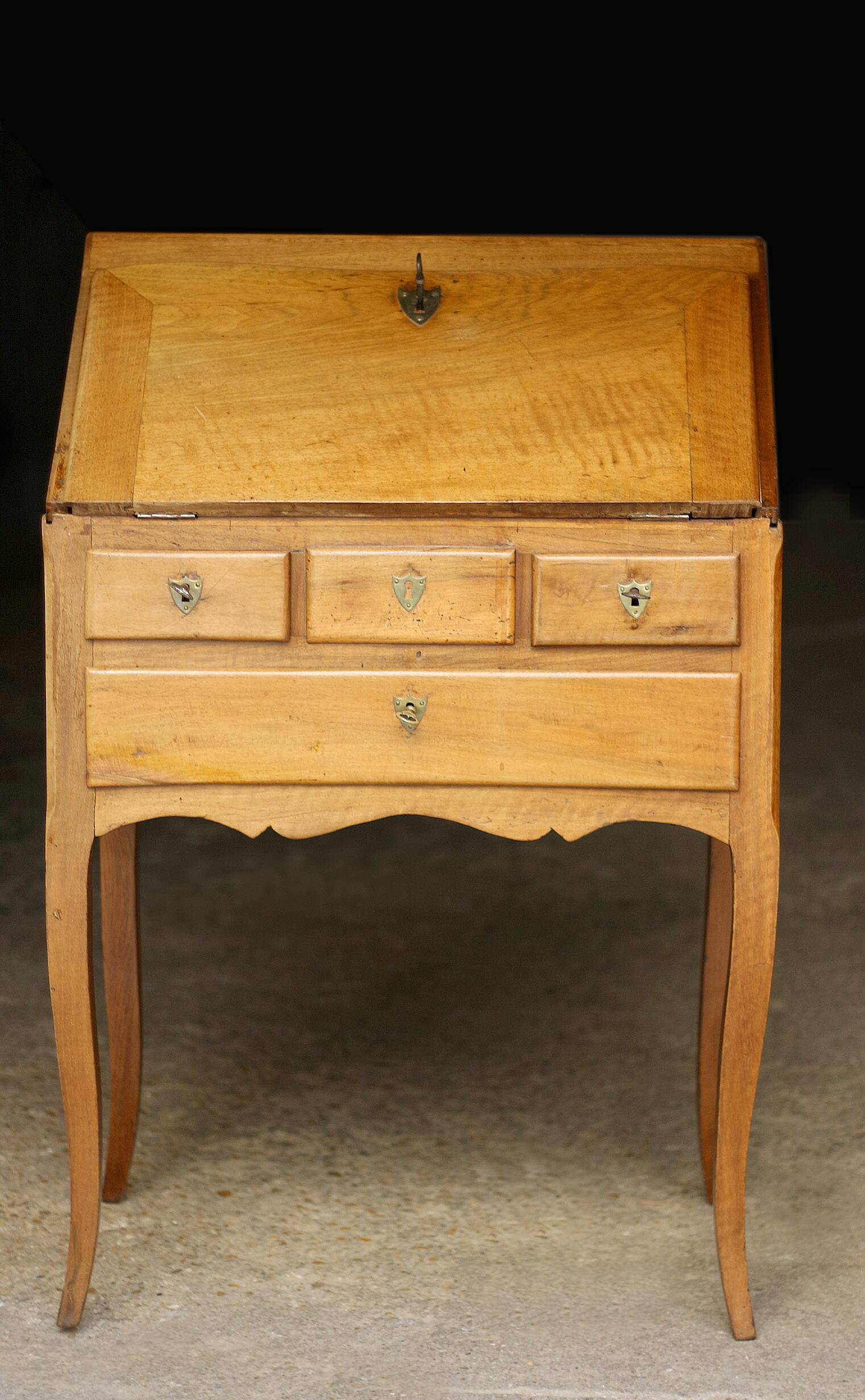 Adorable petit bureau estampillé rené boutin (18e siècle). tiroir secret