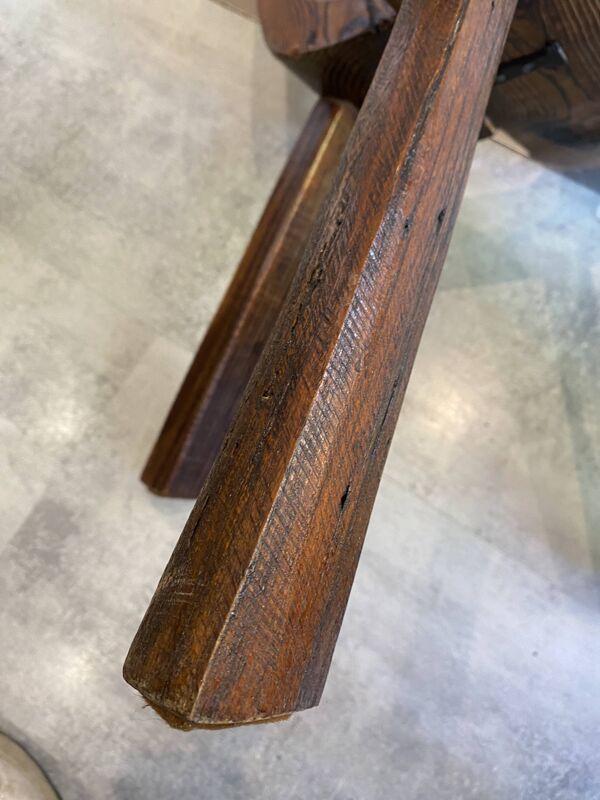 Chaise tripode ancienne brutaliste en bois massif sculpté, n°1