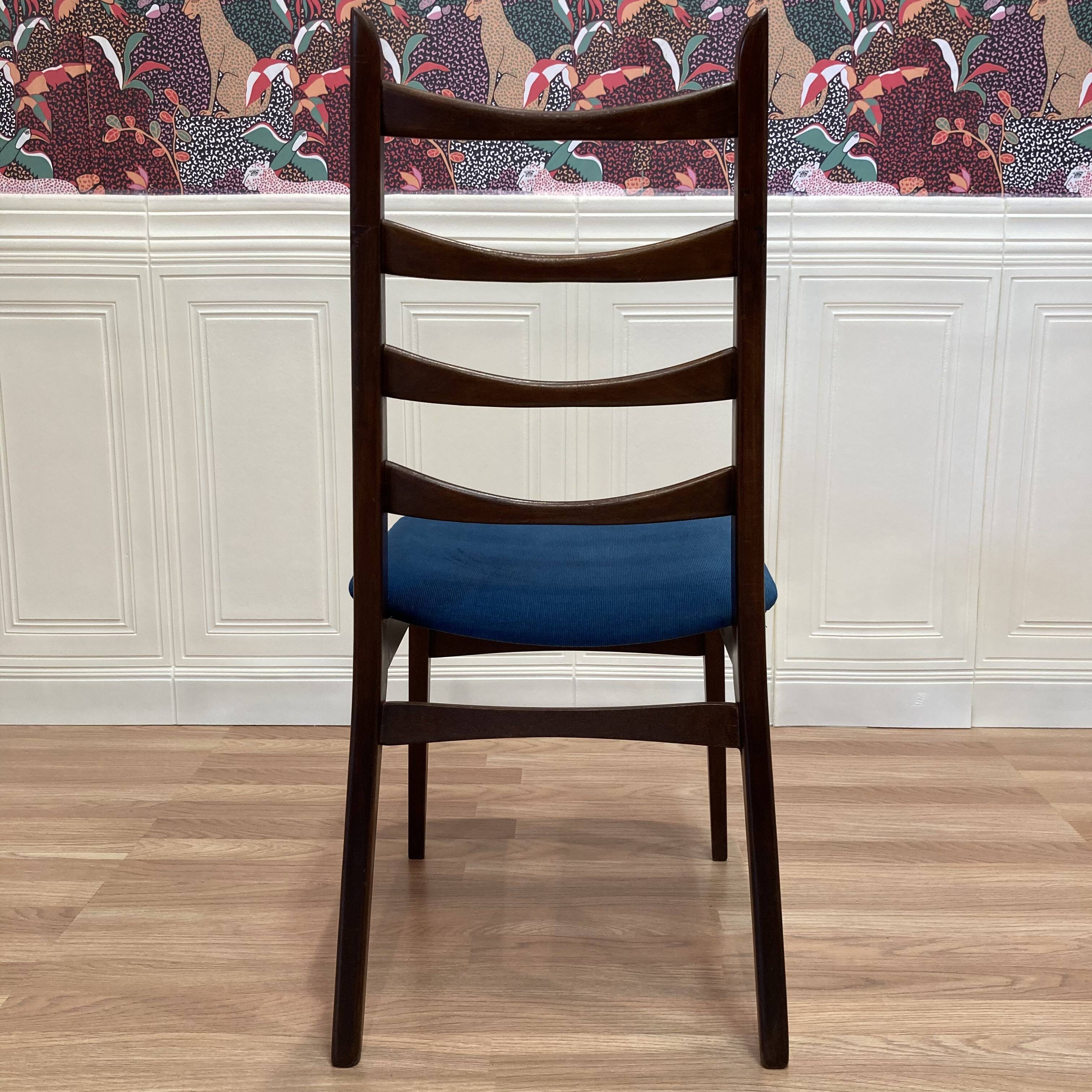 Suite de 3 chaises "design scandinave".