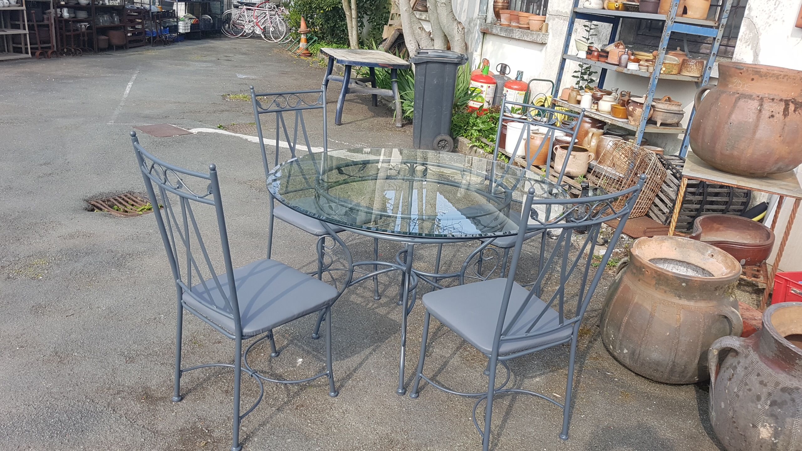 Table ronde et 4 chaises en fer forgé