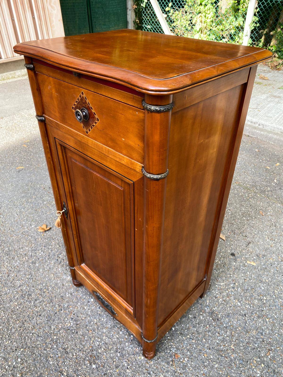 Commode, chevet en bois massif, 19ème siècle