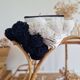 Plaid tissé main rayures noires pompons blancs