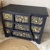Commode atypique bleue, motifs dorés peints à la main