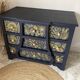 Commode atypique bleue, motifs dorés peints à la main