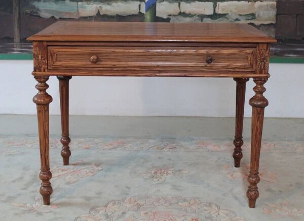 Table à écrire en pitchpin,  début XXème