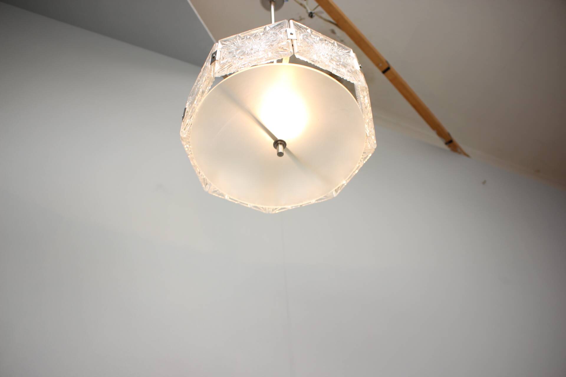 Suspension en verre taillé de Kamenický Šenov et chrome des années 1970 en Tchécoslovaquie