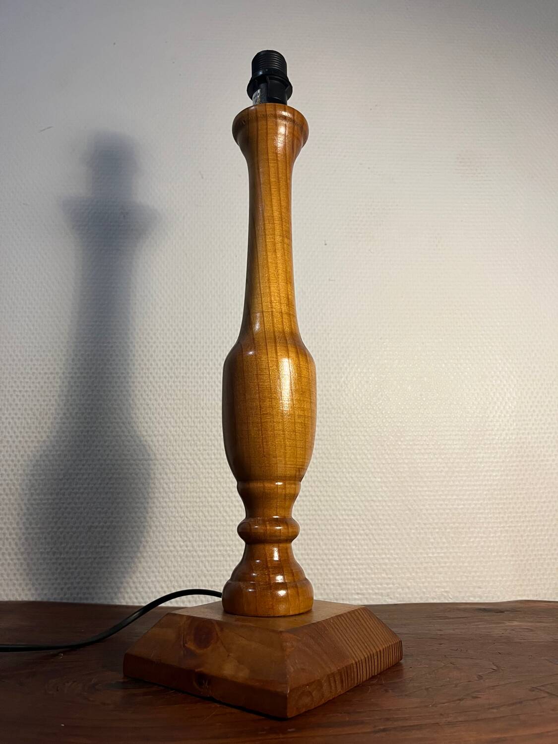 Pied de lampe en bois massif