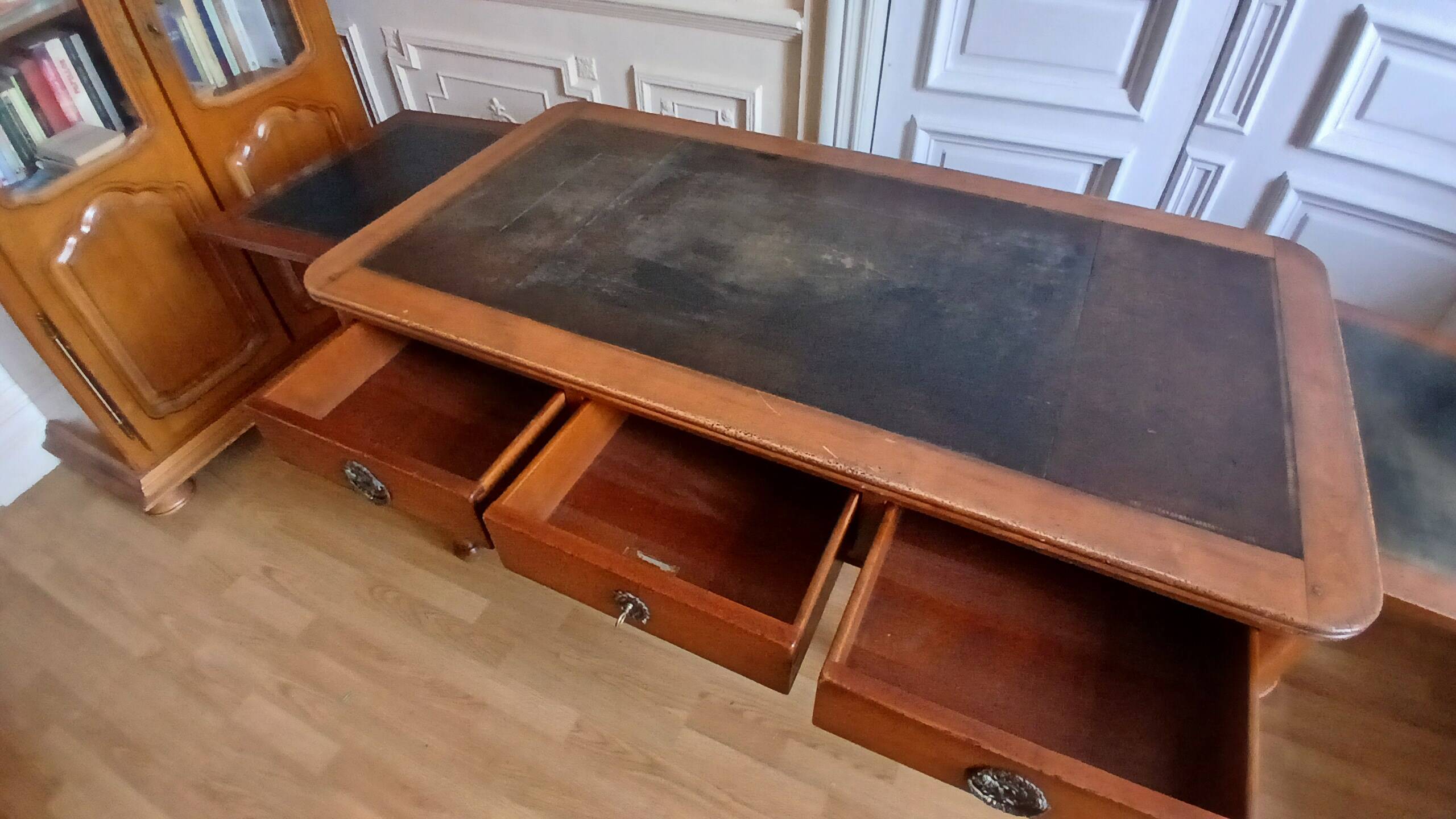 Louis Philippe desk in mahogany, 19th century.