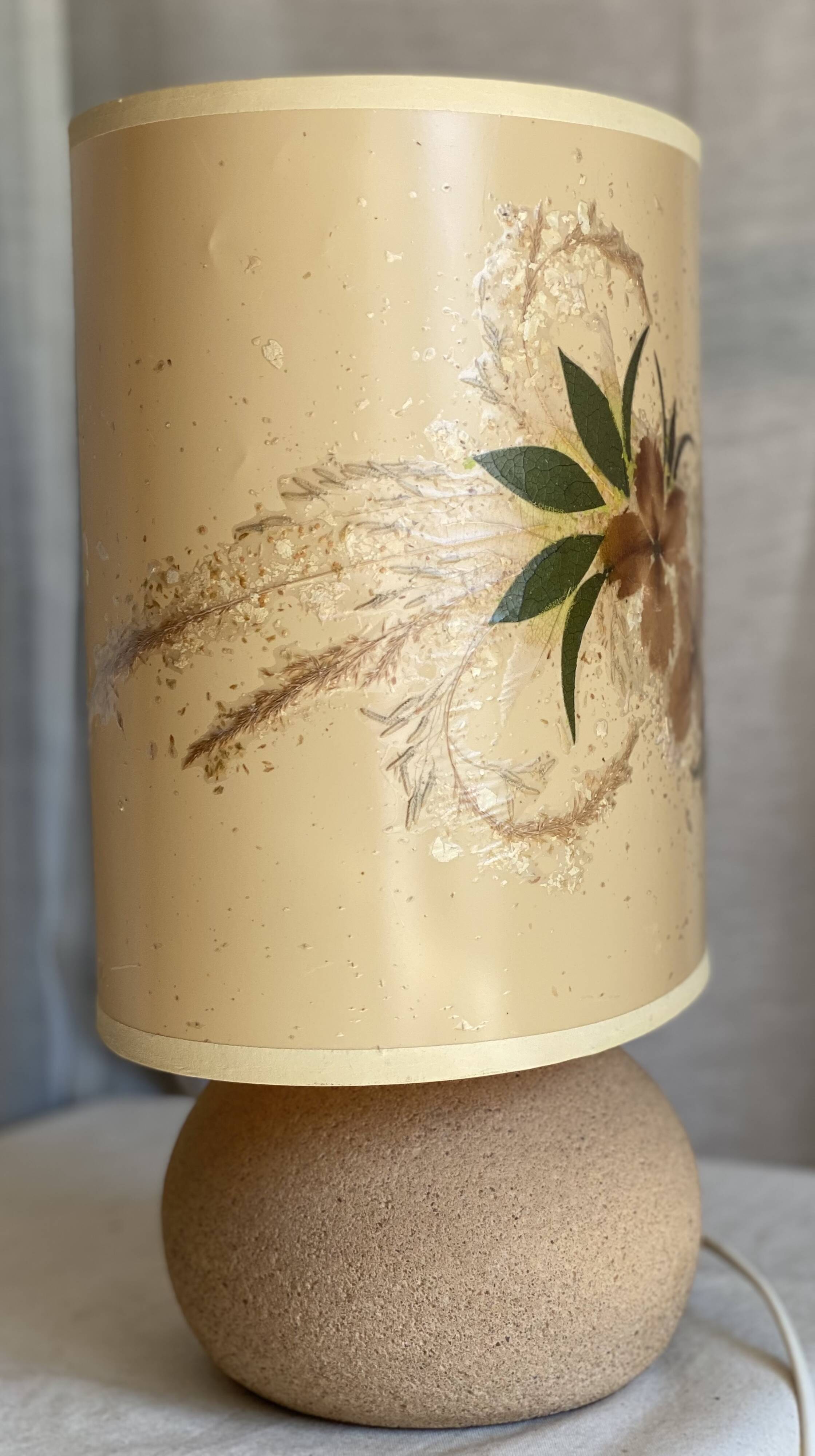 Lampe boule en travertin vintage 1980