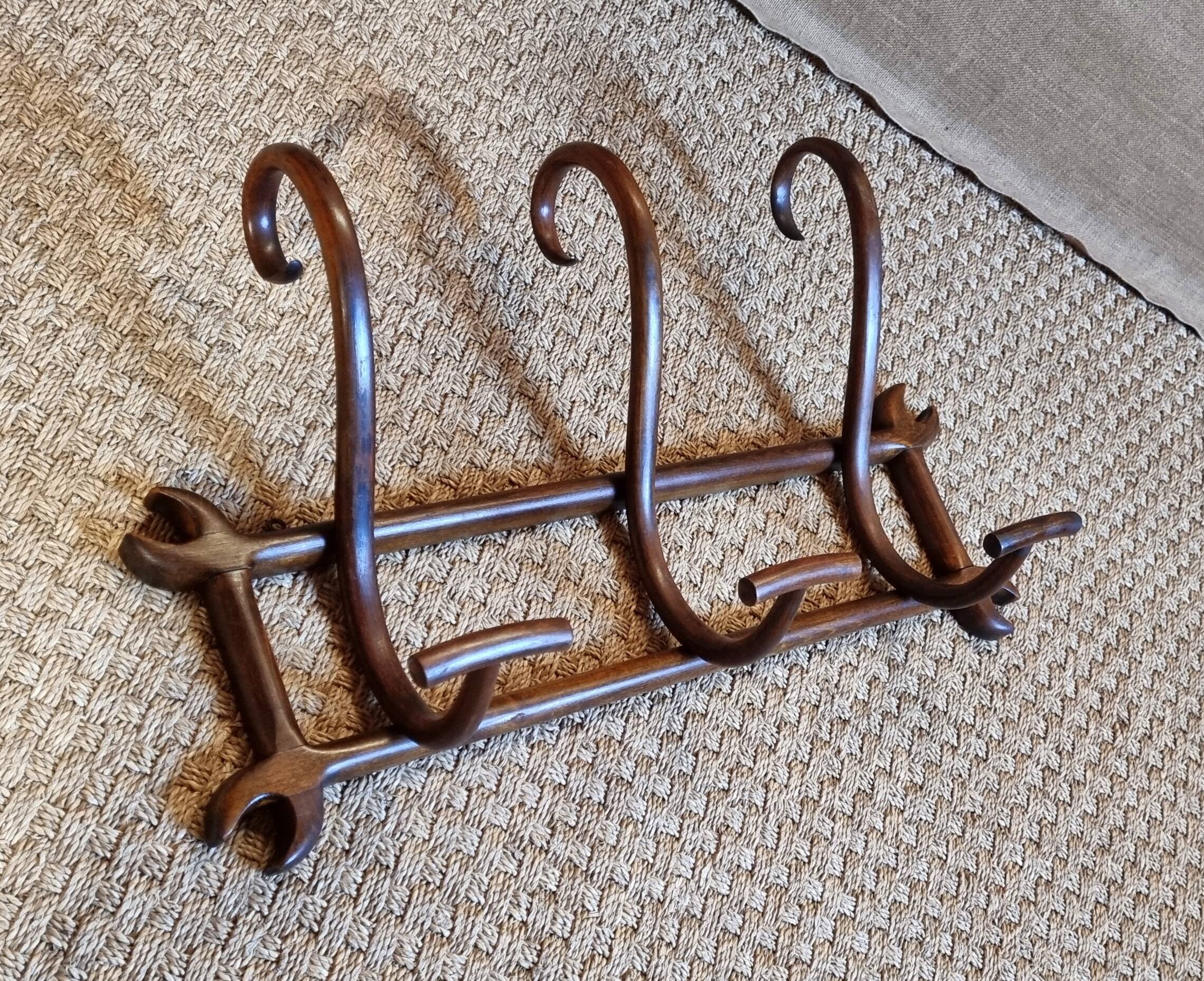 Porte-manteaux mural de bistrot à 3 patères sur cadre fin XIXe