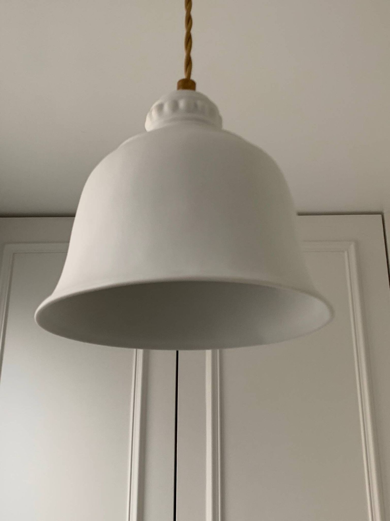 Suspension neuve alix d. reynis en porcelaine de limoge