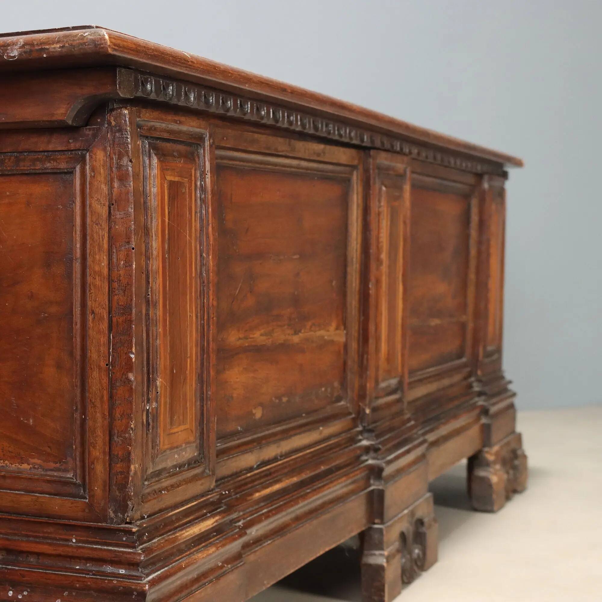 Baroque antique chest in carved walnut, Italy, 18th century.