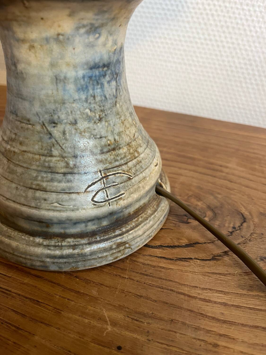 Ceramic lamp with opaline globe