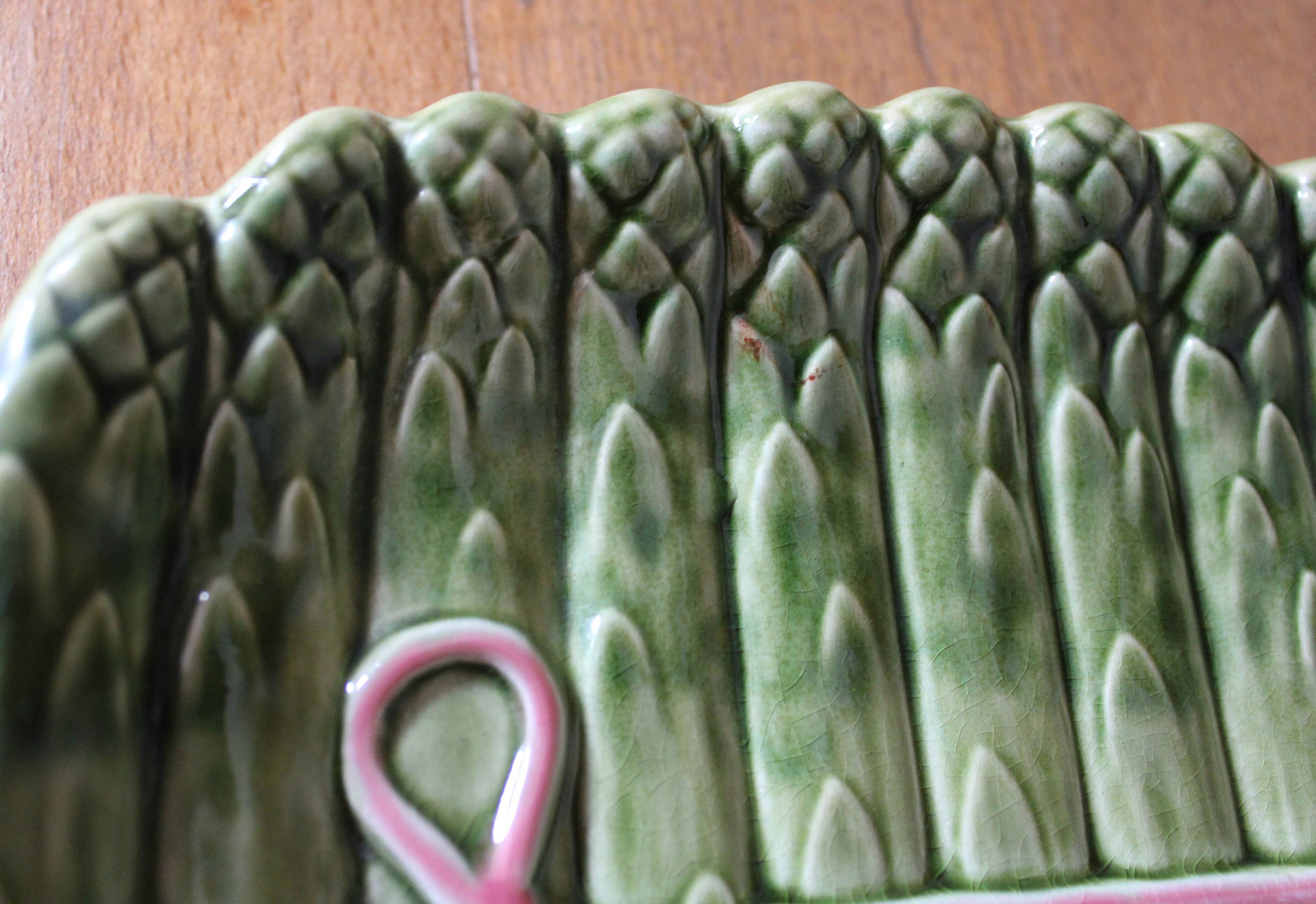 Saucer in the shape of asparagus