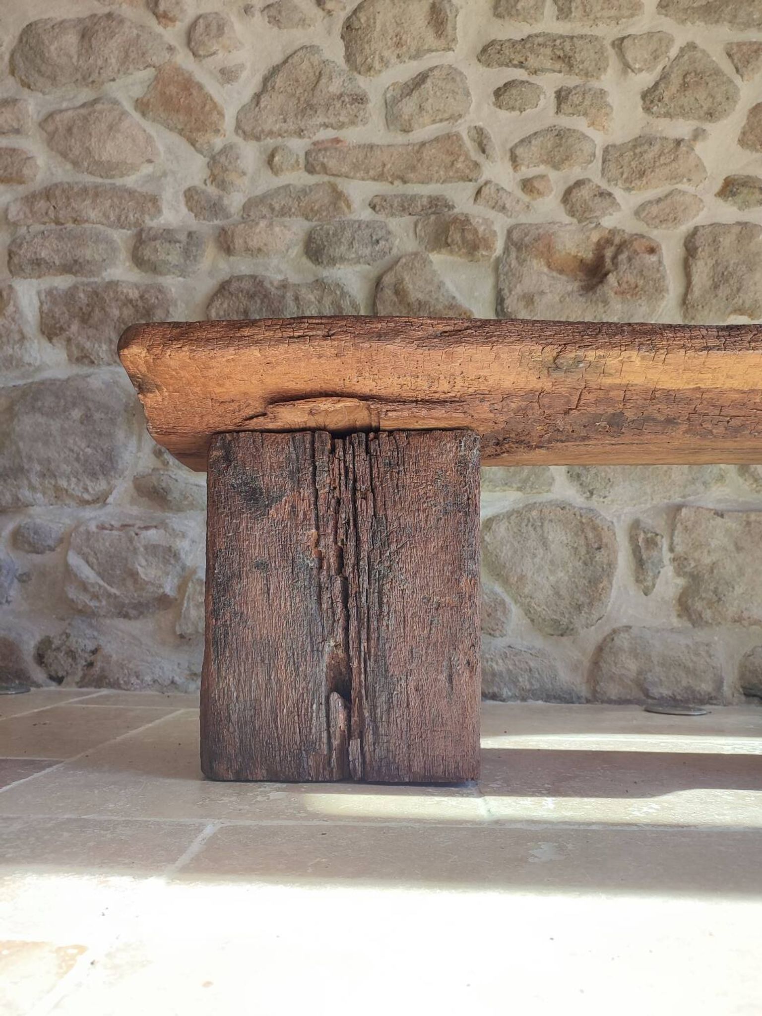 Banc brutaliste centenaire