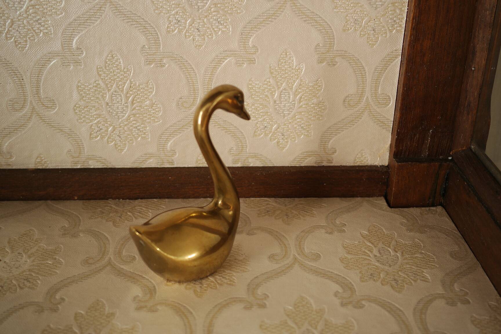 Curved display cabinet in solid walnut, mid-20th century.