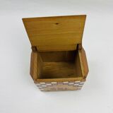 Ancienne boîte à sel en bois à décor de damier rouge et blanc