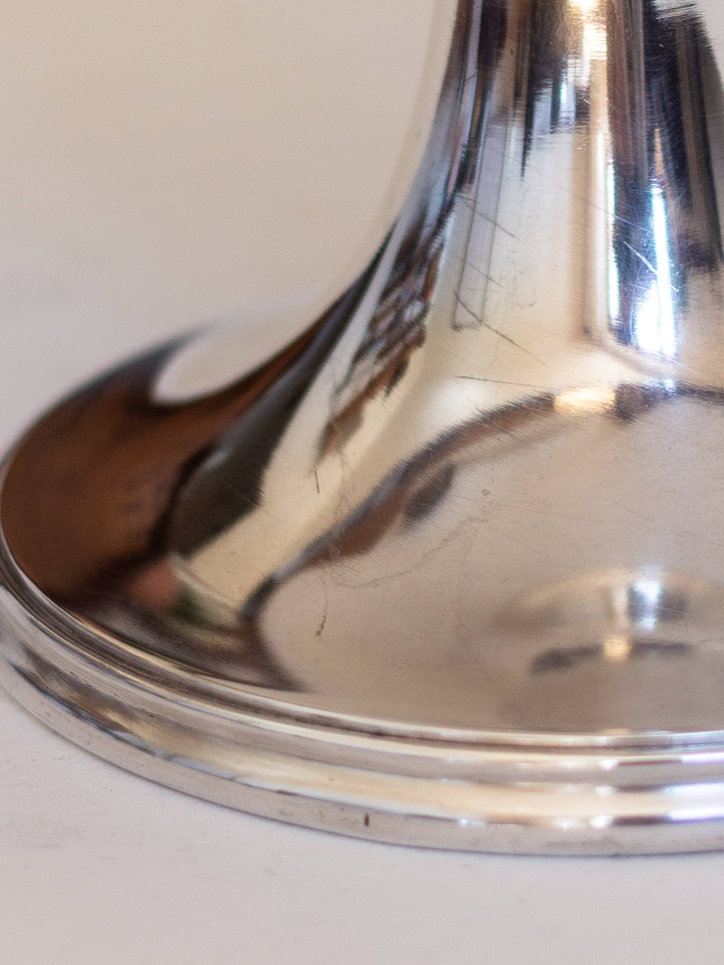 Servant, Cup on foot in white alloy metal, 1st quarter of the 20th century.