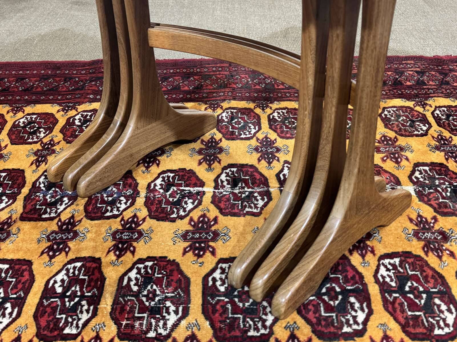 Suite de tables gigognes en teck des années 1970 de la marque GPlan
