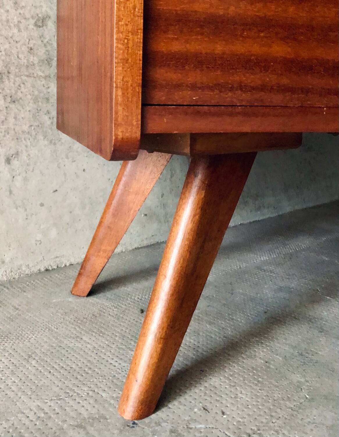 Vintage dressing table with tapered legs from around 1950-60.