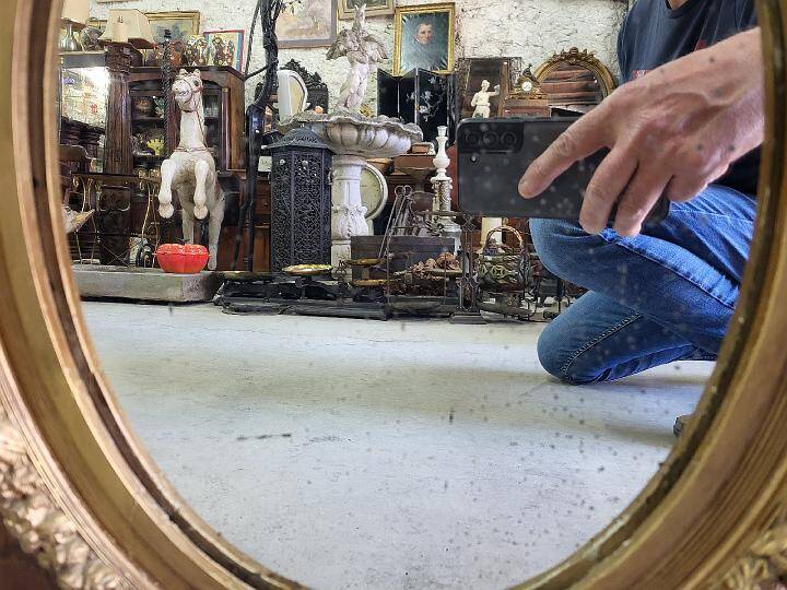 Wooden and gilded mirror with medallion center n°3