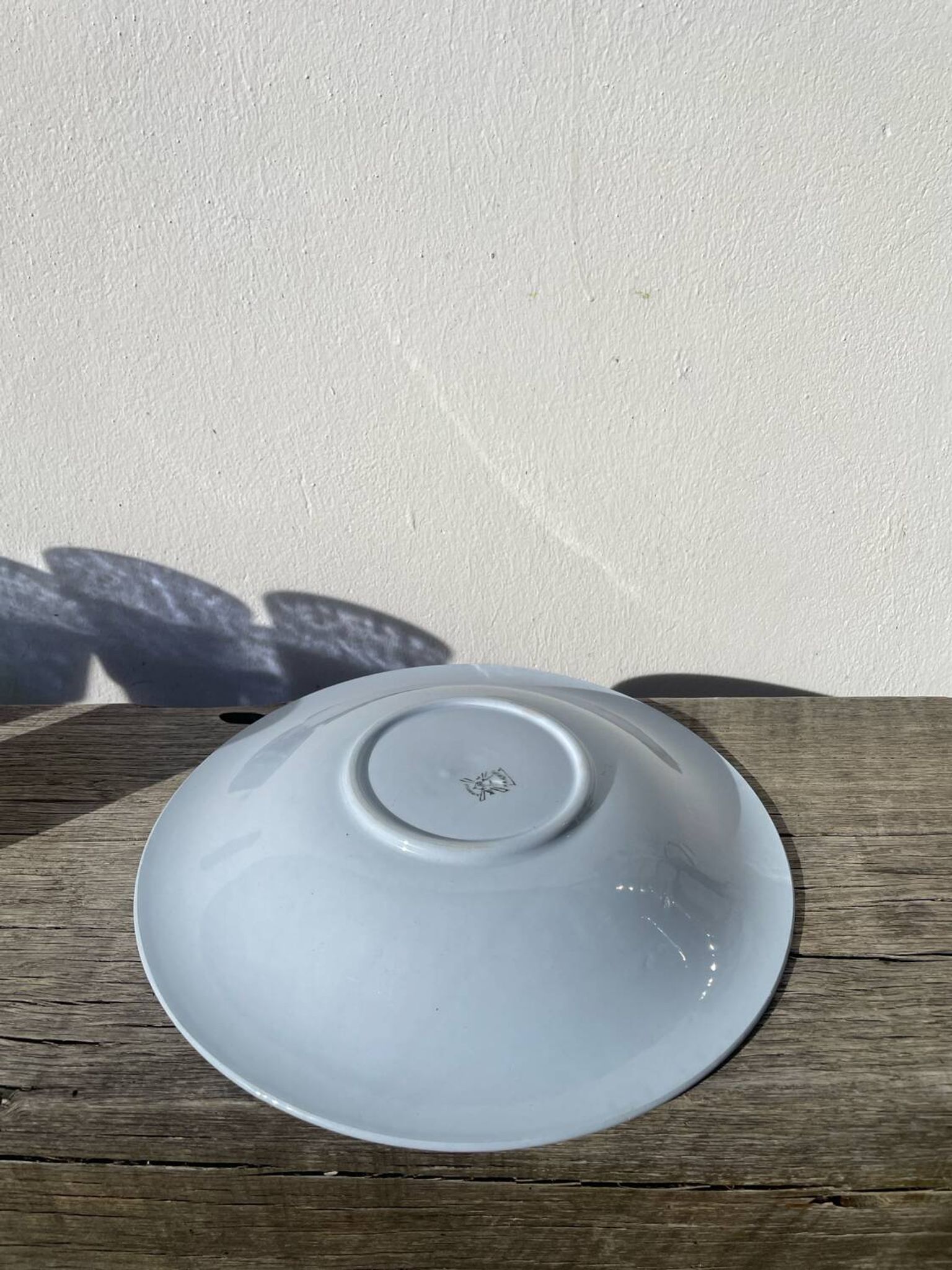 Plat rond, moulin des loups bleu ciel en céramique