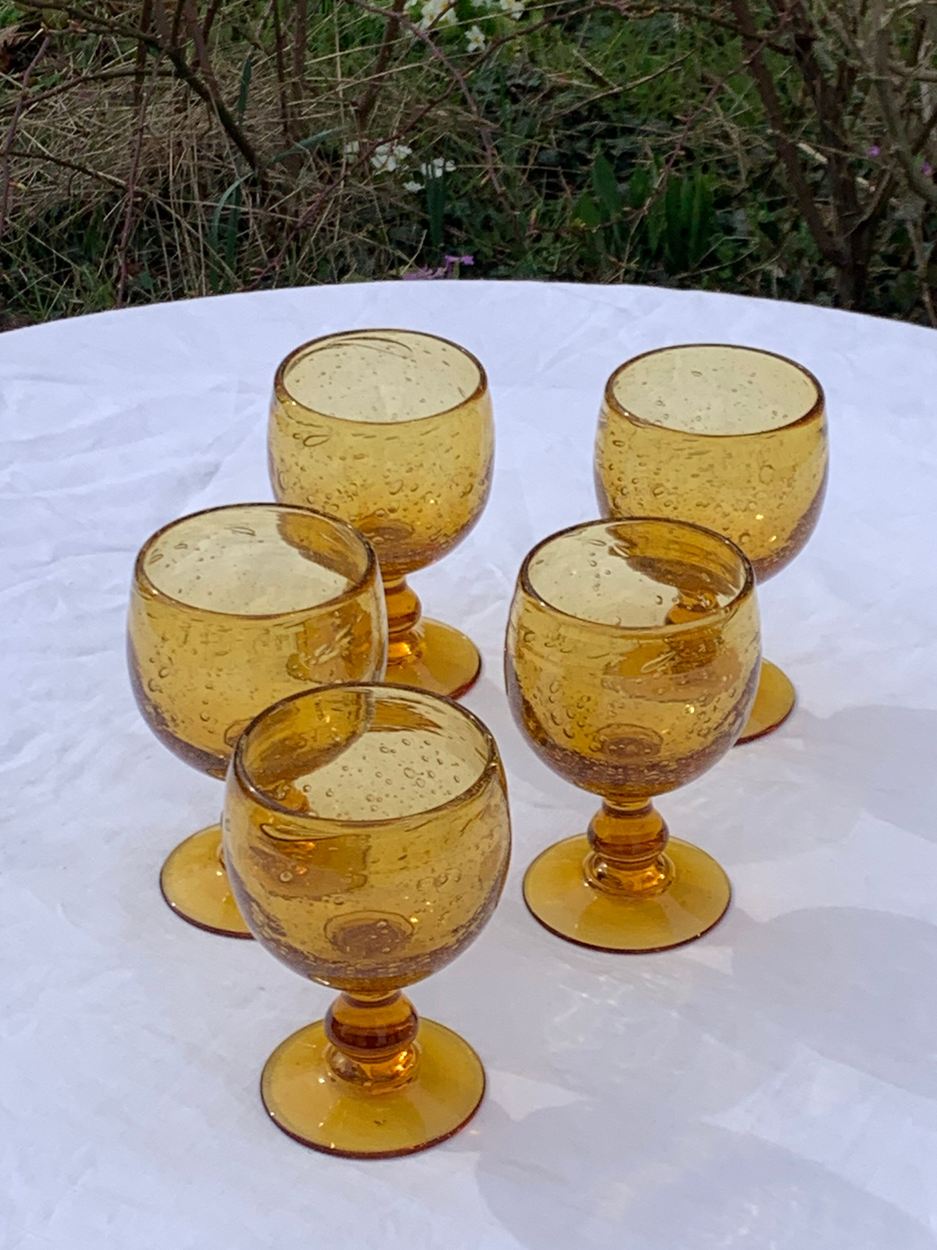 5 wine glasses in blown glass and vintage golden yellow bubble