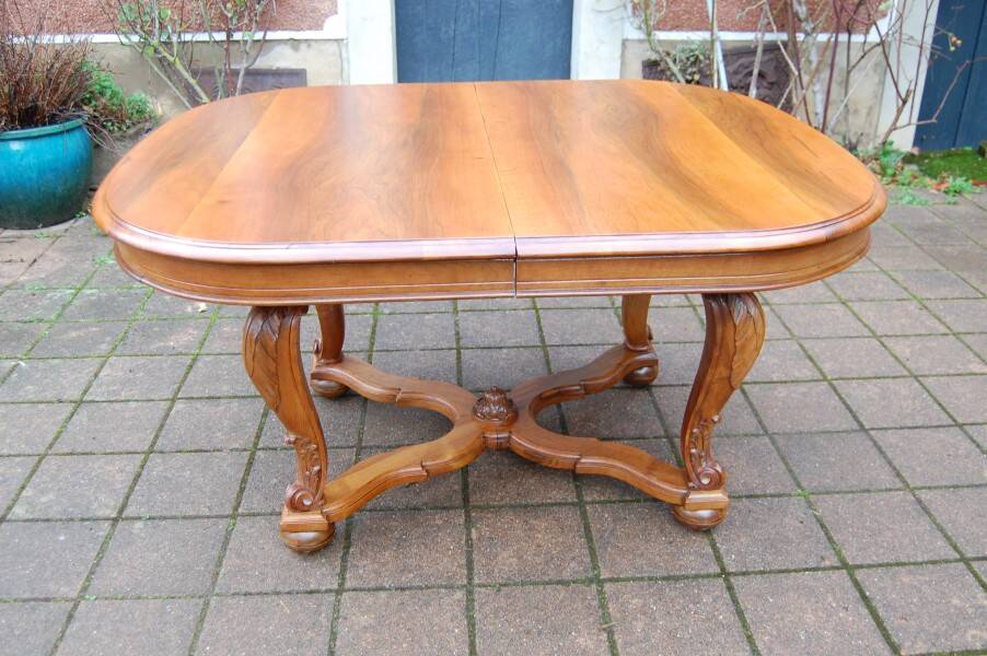Napoleon III period walnut table from the late 19th century with extensions for 16 covers.