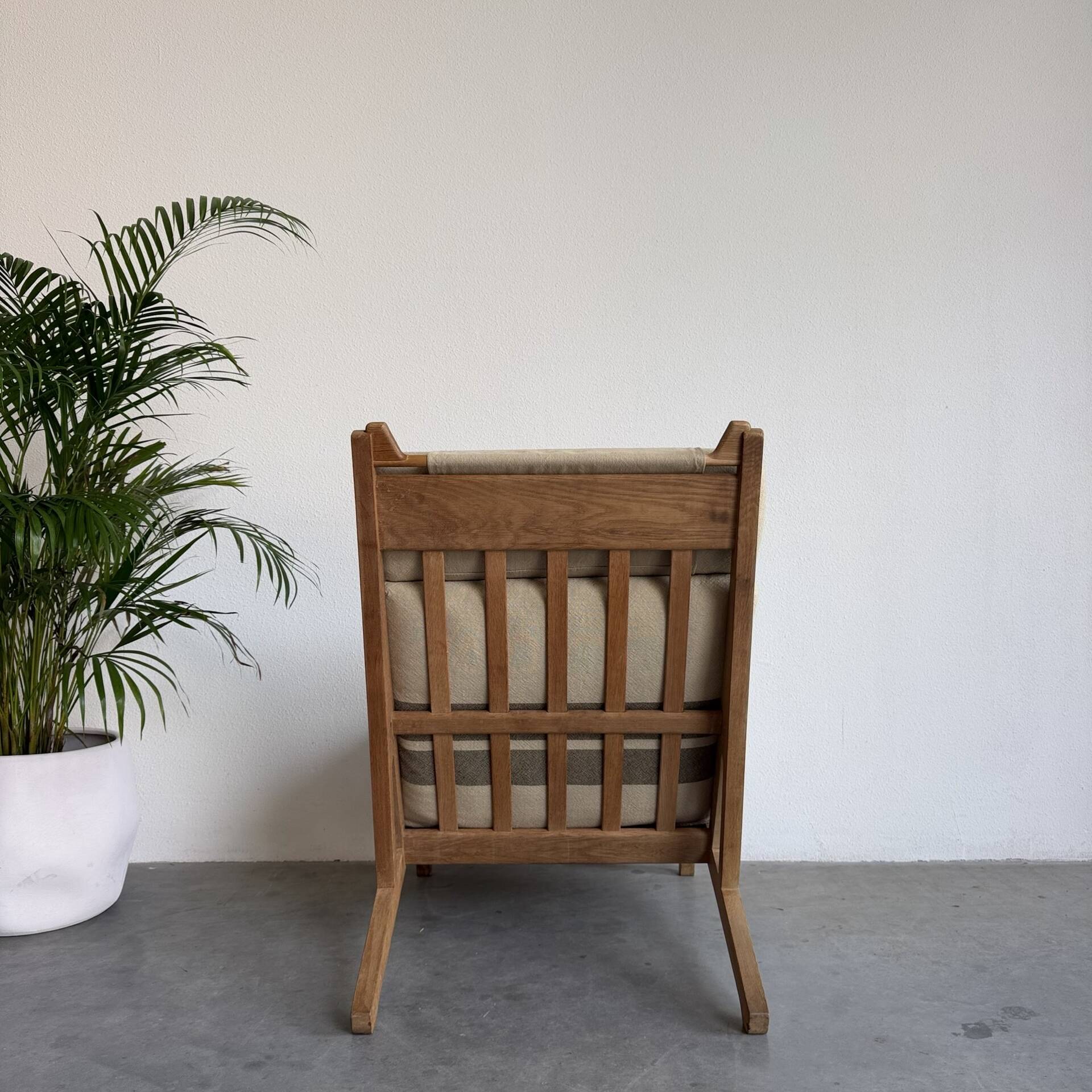 Vintage Hans Wegner lounge chair GE375 in oak