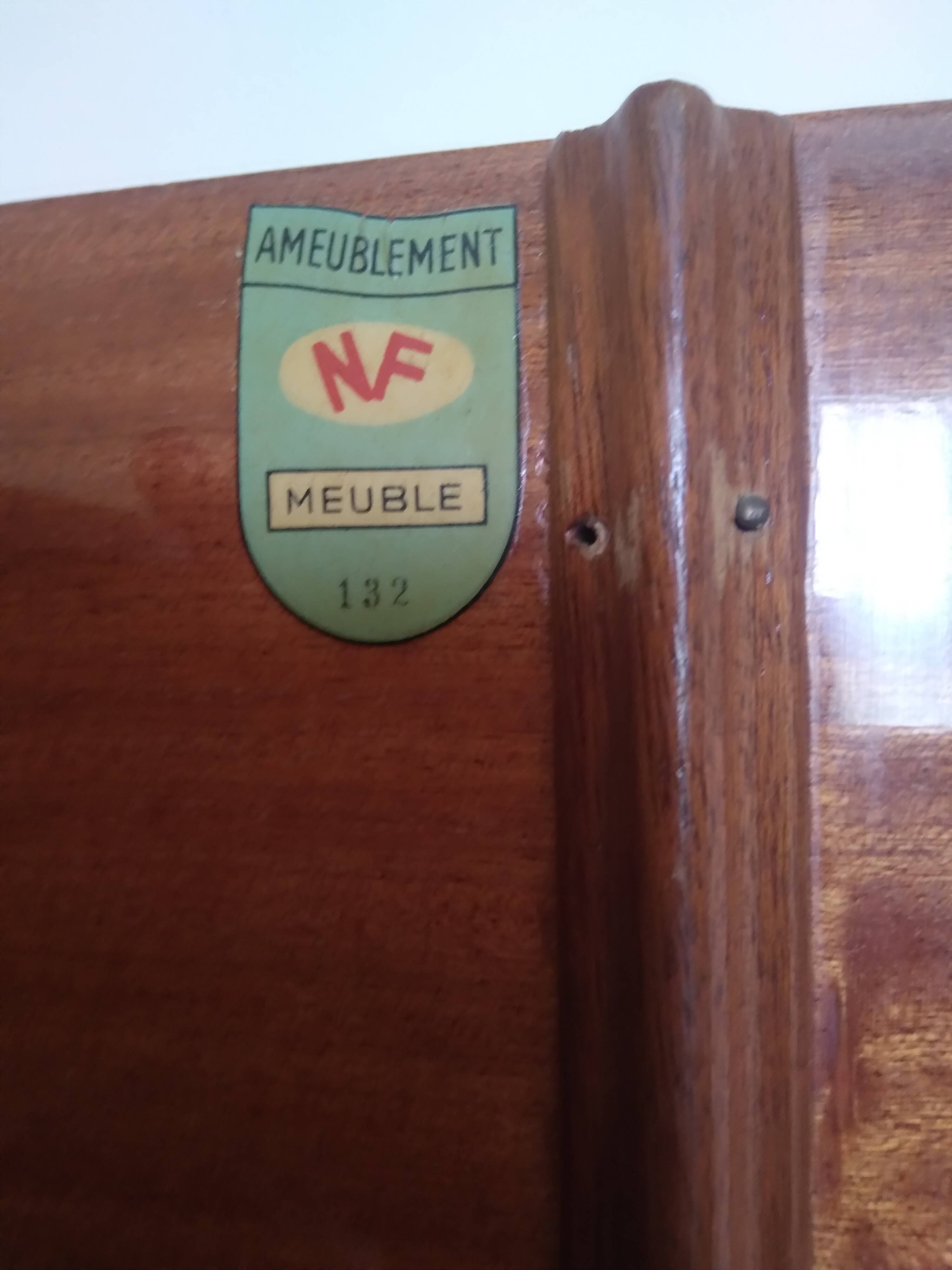 Armoire en bois palissandre laquée marqueterie