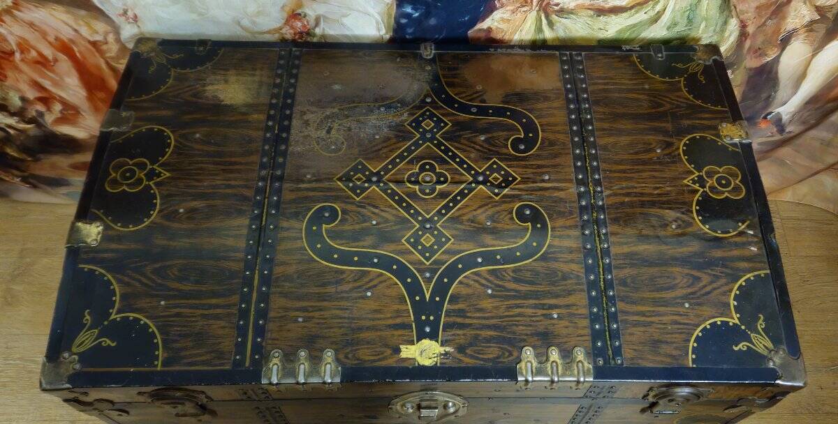 Malle de voyage en métal en faux semblant de bois décoré –époque Napol
