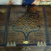 Malle de voyage en métal en faux semblant de bois décoré –époque Napol