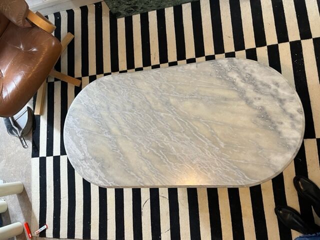 Table basse en marbre gris et pieds acier
